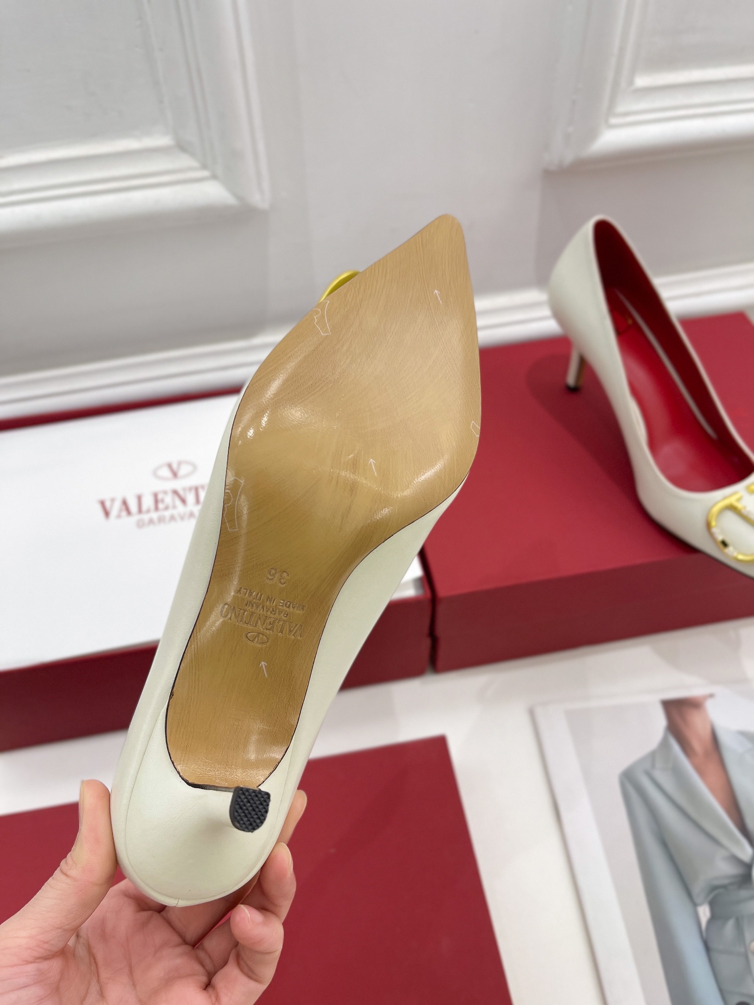 【Valentino】𝟐𝟎𝟐𝟏/𝐒𝐒 𝐧𝐞𝐰 Valentino 2022 spring and summer new large V diamond buckle high heels on the new