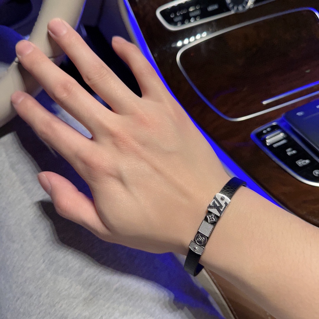 Louis Vuitton Cowhide bracelet, couple's style, length 22cm, adjustable and changeable