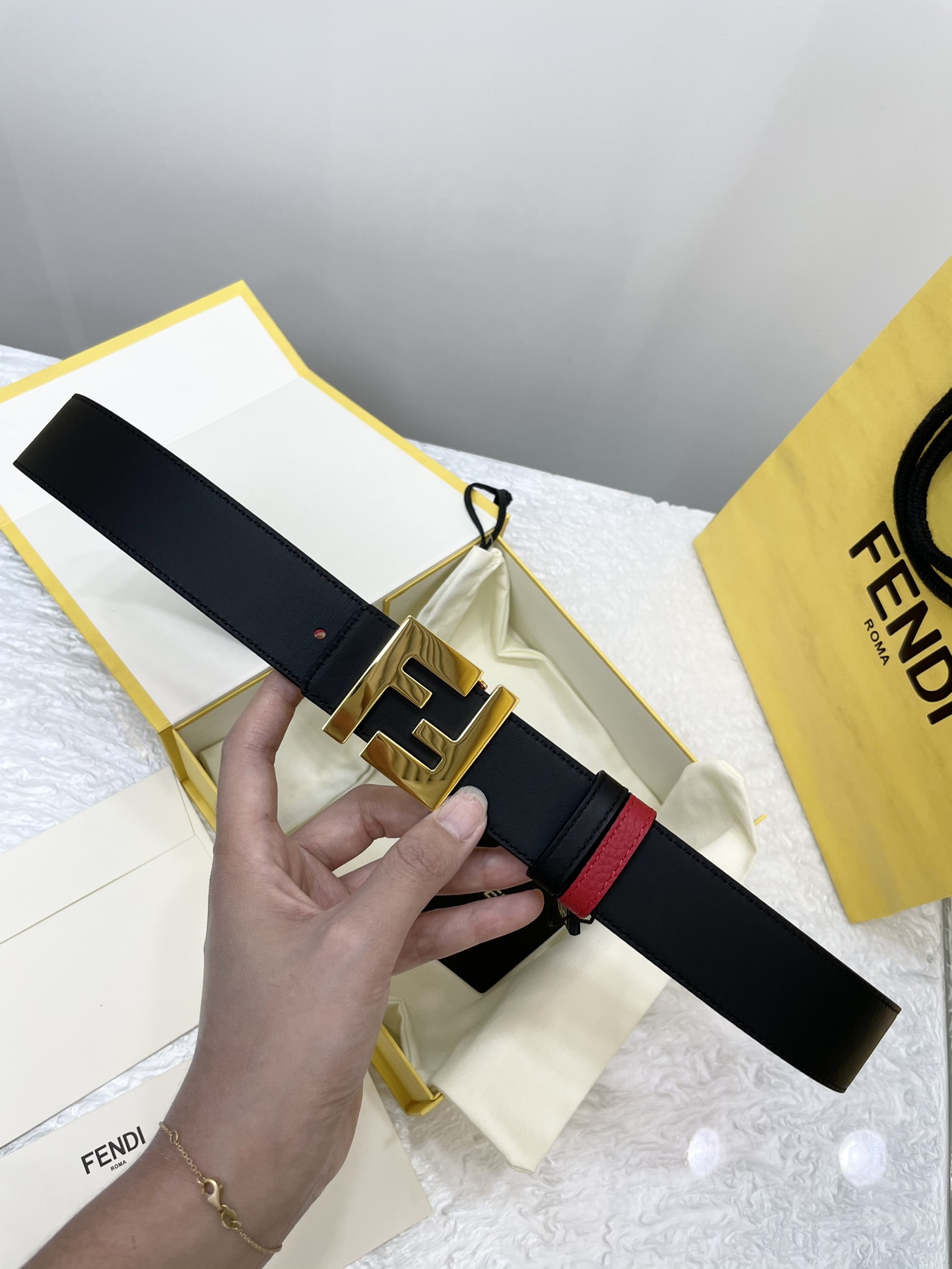 FENDI imported Italian calfskin π Double-sided use with double F button buckle