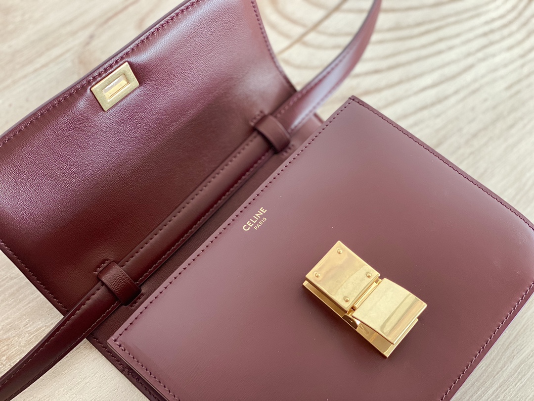 𝐂𝐞𝐥𝐢𝐧𝐞 Box Teen bag in polished calfskin