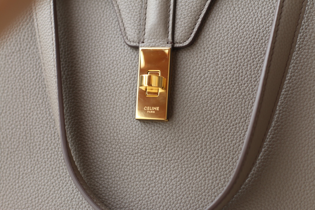 𝐂𝐞𝐥𝐢𝐧𝐞 soft 16 large soft bag in smooth calfskin