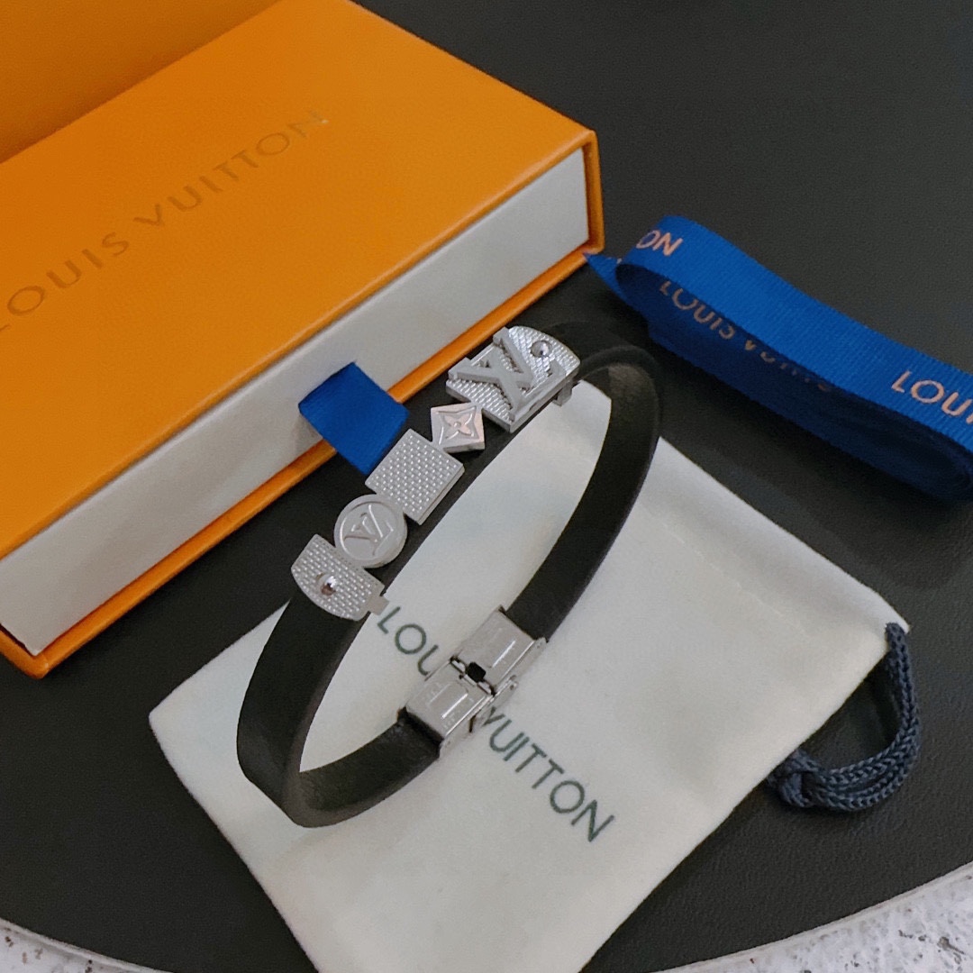 Louis Vuitton Cowhide bracelet, couple's style, length 22cm, adjustable and changeable