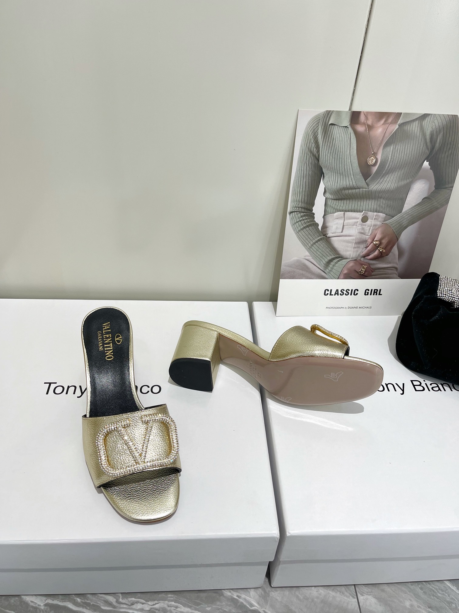 【Valentino】𝟐𝟎𝟐𝟏/𝐒𝐒 𝐧𝐞𝐰  Valentino 2022 / fw spring and summer new women's slippers