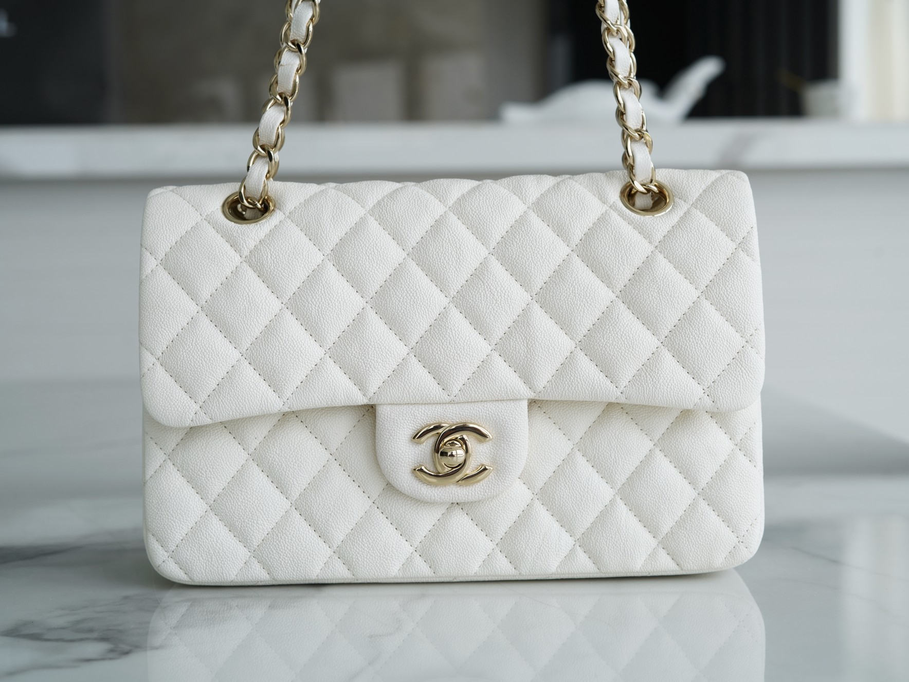 𝐂𝐇𝐀𝐍𝐄𝐋 Classic Flap washed cowhide is made from the most delicate newborn calves washed fetal calf small milkshake white🍦