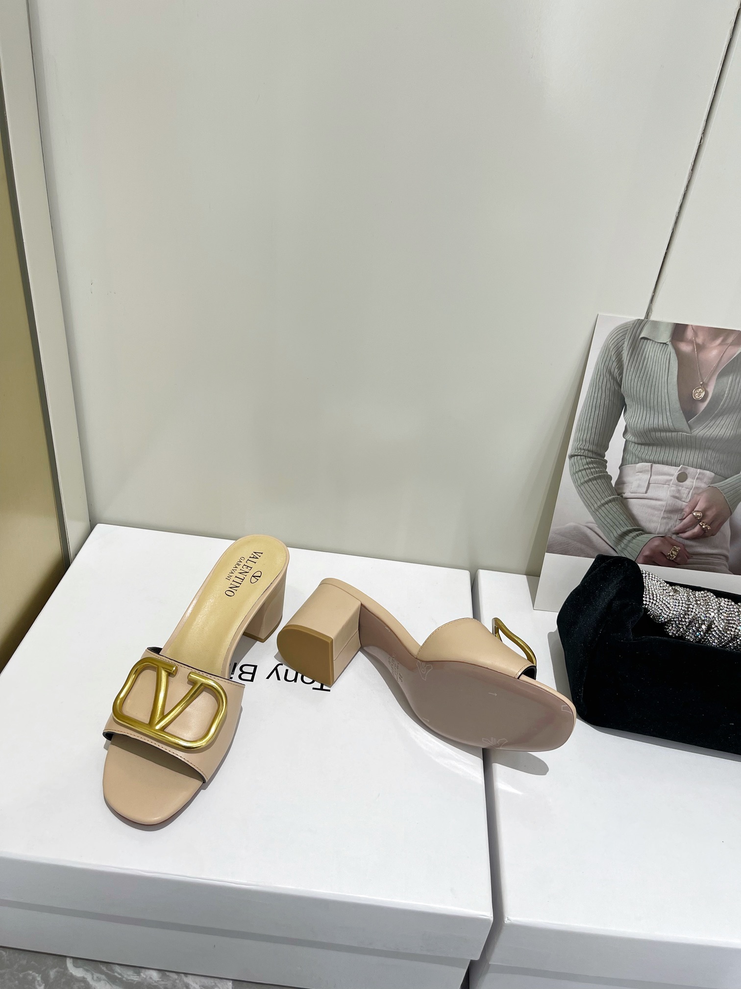 【Valentino】𝟐𝟎𝟐𝟏/𝐒𝐒 𝐧𝐞𝐰  Valentino 2022 / fw spring and summer new women's slippers