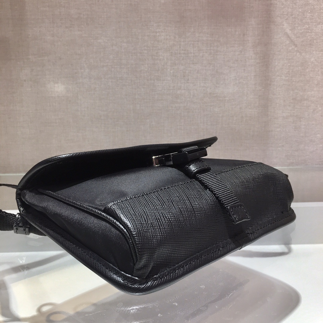 𝐏𝐑𝐀𝐃𝐀𝐀 Mini shape messenger bag