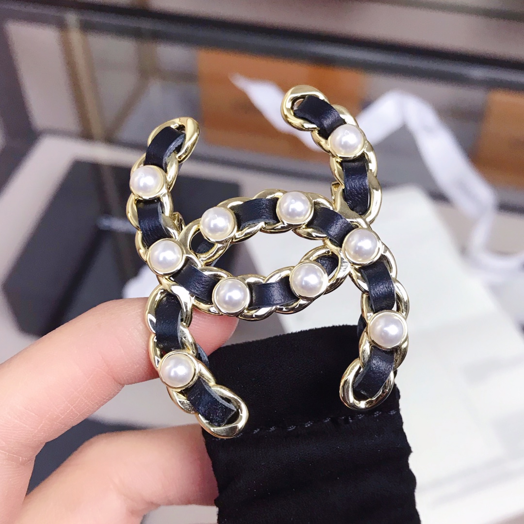 𝗖𝗛𝗔𝗡𝗘𝗟 Classic pearl lambskin elasticated waistband