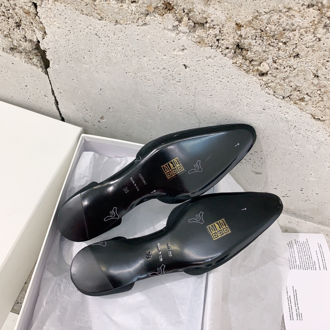 𝐓𝐨𝐭𝐞𝐦𝐞｜𝟐𝟎𝟐𝟑/𝐒𝐒 𝐧𝐞𝐰 Toteme 2023 new black T lace-up sandals