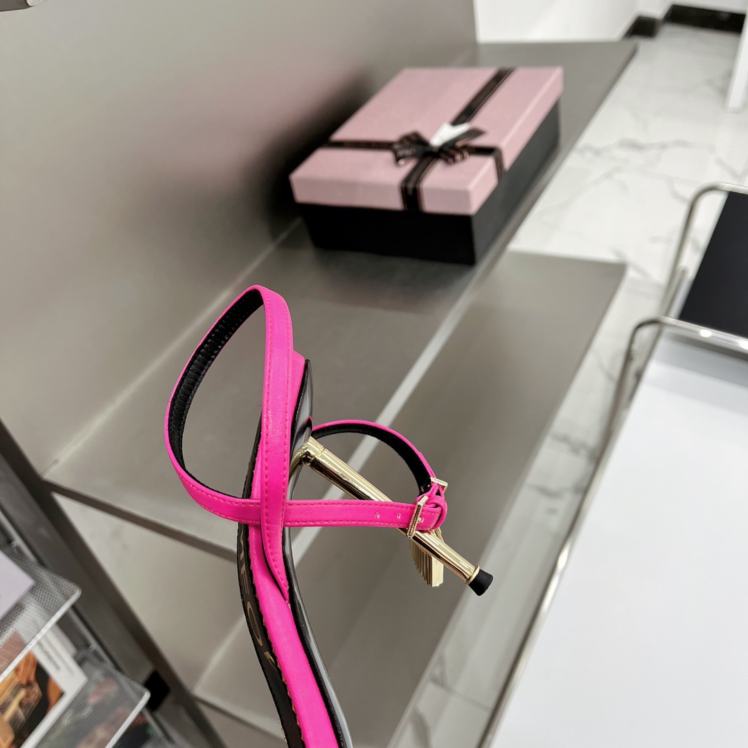 𝒕𝒐𝒎𝒇𝒐𝒓𝒅 𝟐𝟎𝟐𝟐/𝐒𝐒 𝐧𝐞𝐰 TF Tom Ford Gold Heel Padlock Sandals