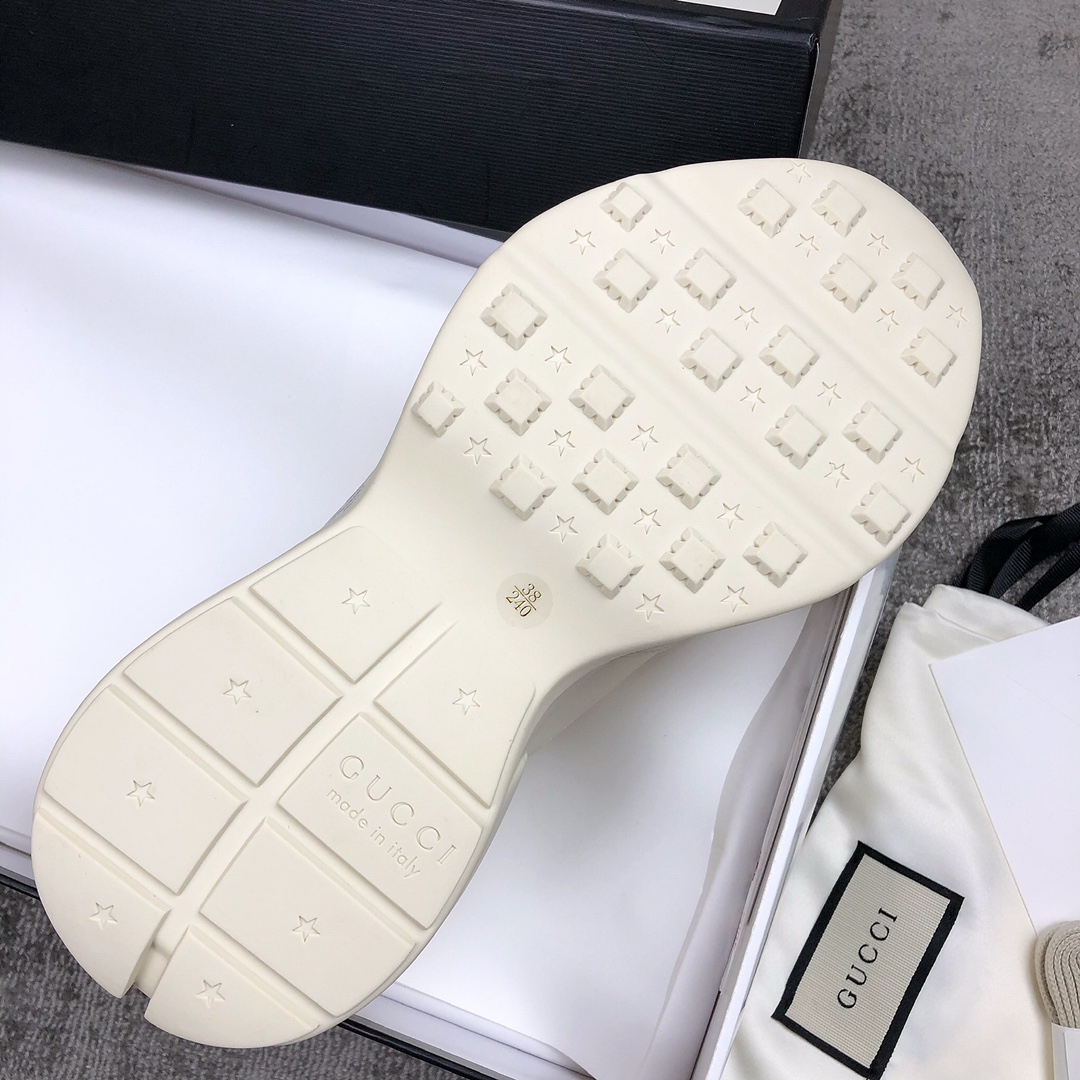 Gucci Pops This collection has a lot of flora and fauna elements Original material