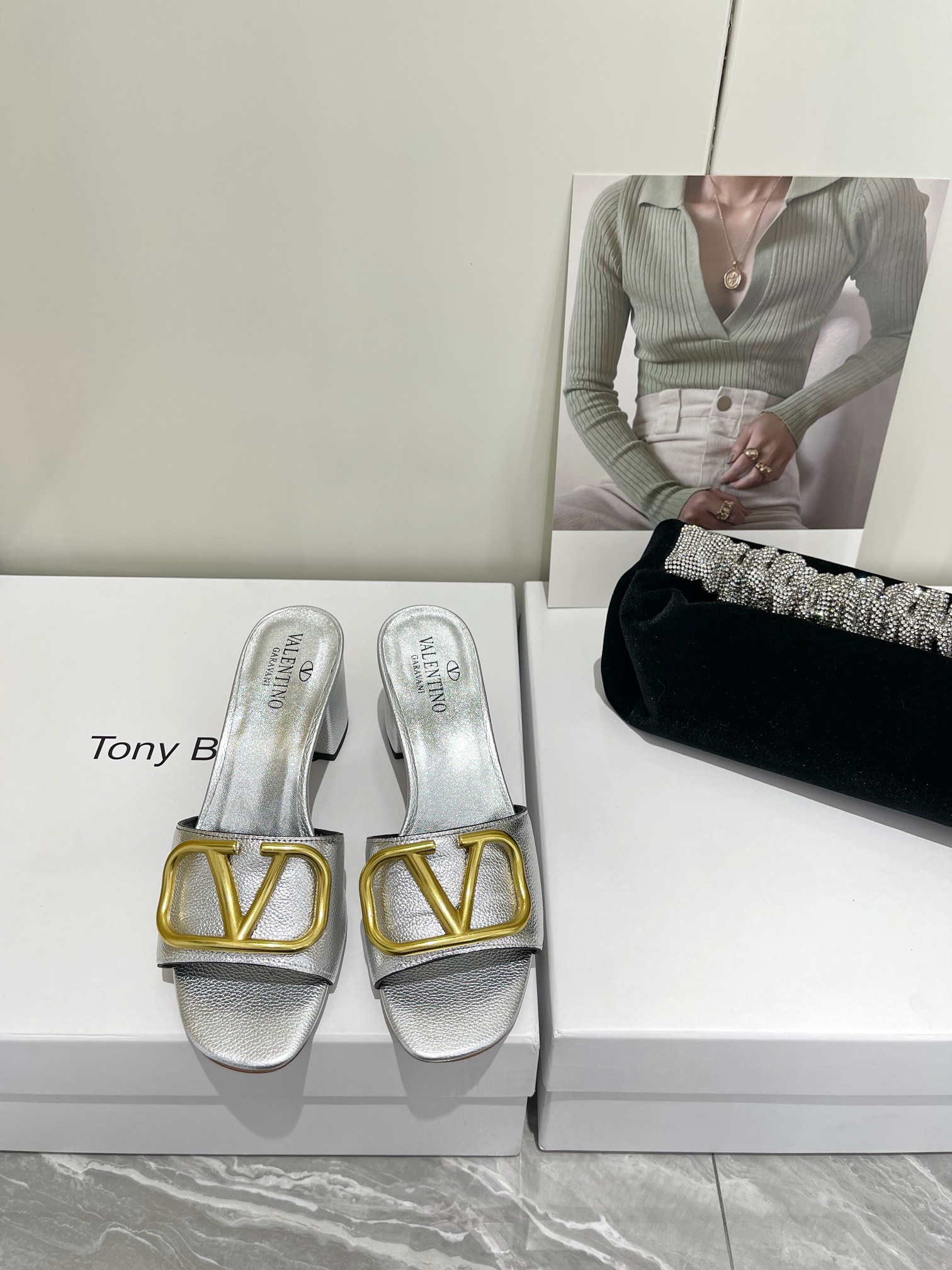 【Valentino】𝟐𝟎𝟐𝟏/𝐒𝐒 𝐧𝐞𝐰  Valentino 2022 / fw spring and summer new women's slippers