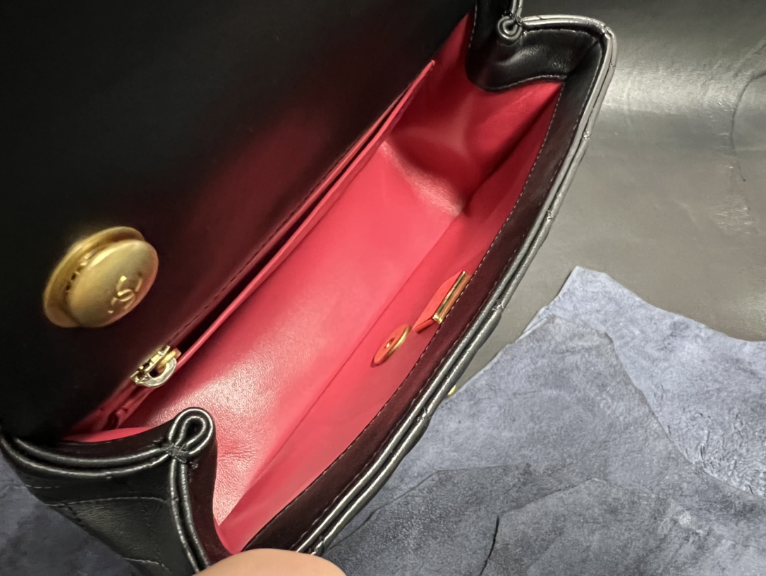 𝗖𝗛𝗔𝗡𝗘𝗟✦ 𝗖𝗹𝗮 𝘀𝘀𝗶𝗰 𝗙𝗹𝗮𝗽 23S Camellia Adjustment Buckle Large Mini Black Gold