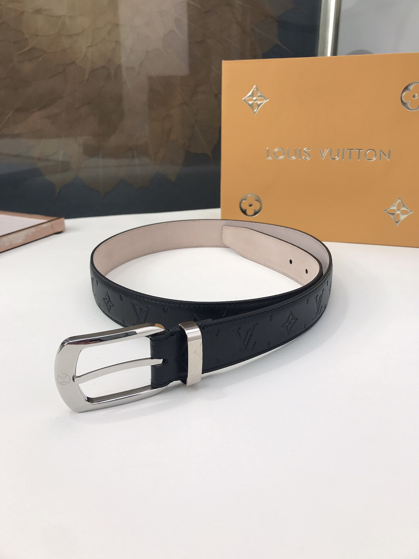 LOUIS VUITTO belt is double-sided with Italian original custom imported cowhide embossing