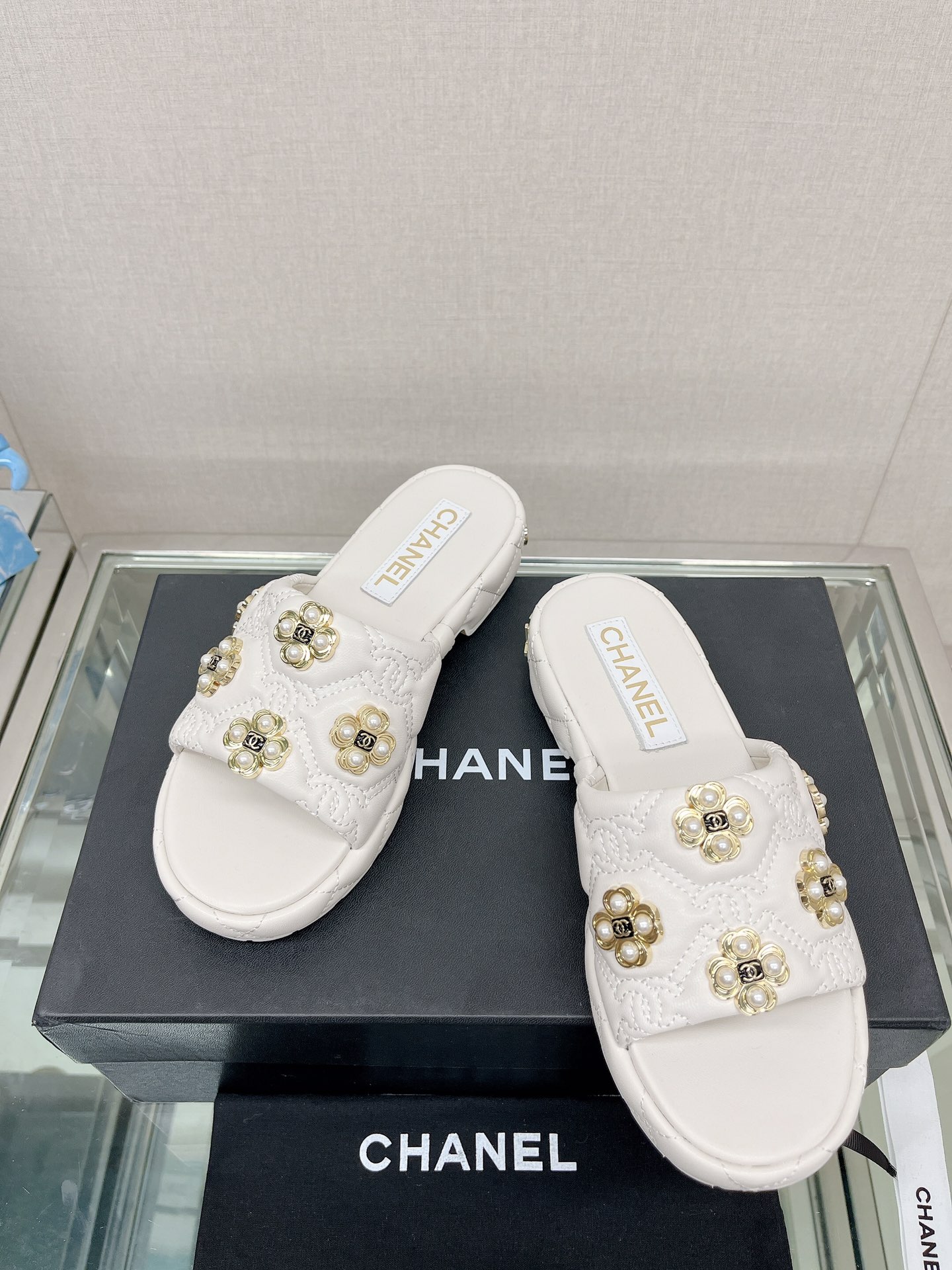 CHANEL water table thick bottom pearl flower slippers original rubber sole