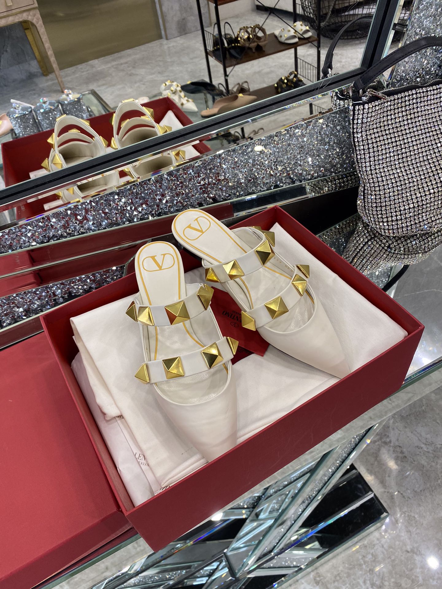 【Valentino】𝟐𝟎𝟐𝟏/𝐒𝐒 𝐧𝐞𝐰 The latest series of counter perfect details original matte open edge bead leather