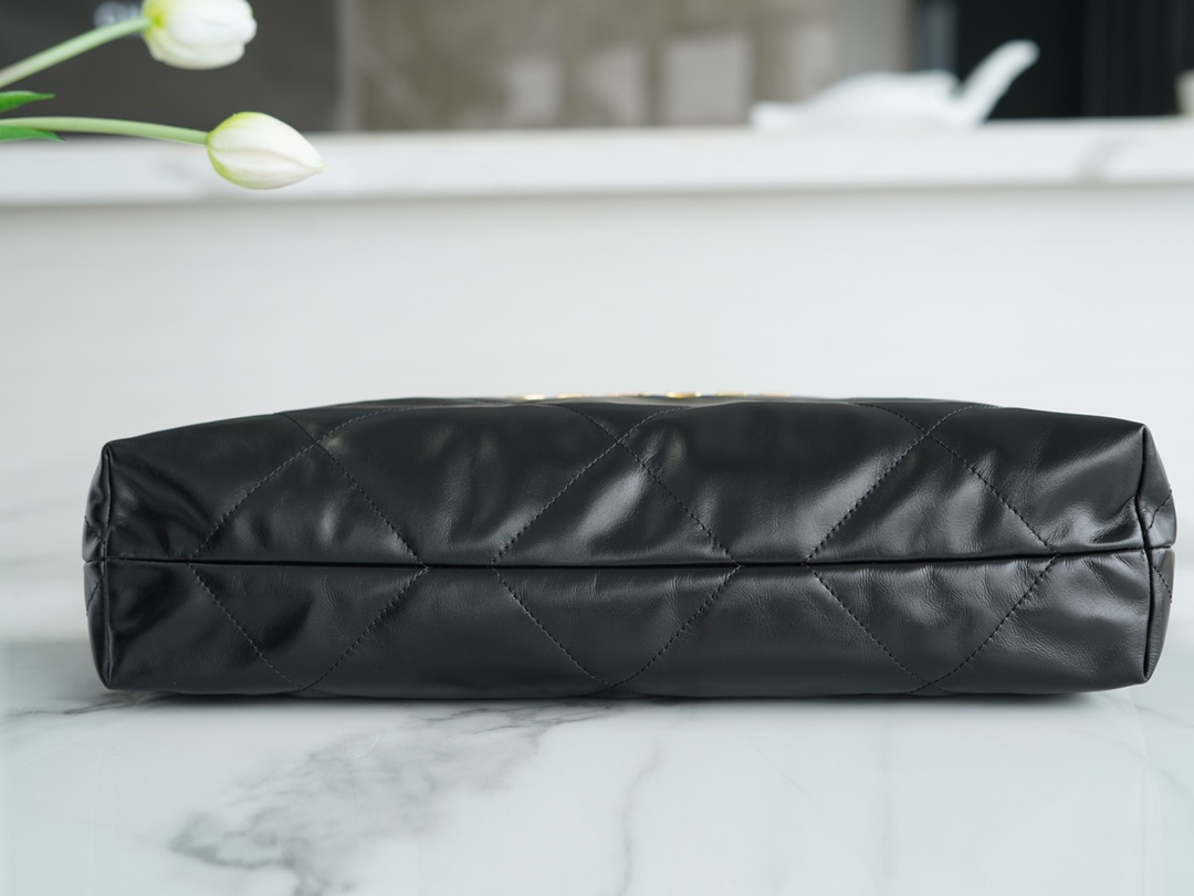 𝗖𝗛𝗔𝗘𝗡𝗟✦𝟐𝟐𝗣Spring/Summer New 𝟐𝟐Handbag Genuine Tail Leather Medium Black Gold