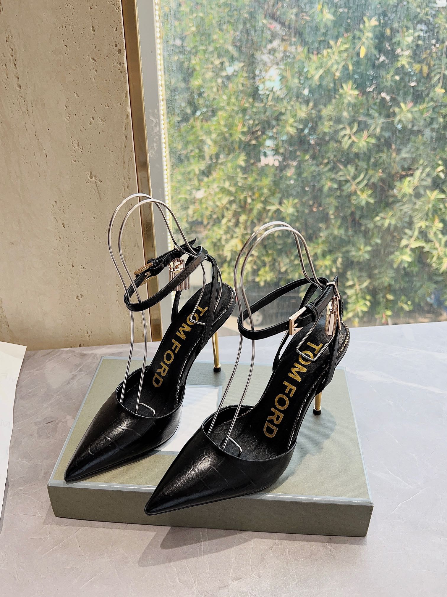 𝐓𝐎𝐌𝐅𝐎𝐑𝐃｜𝟐𝟎𝟐𝟑𝐒𝐒/𝐧𝐞𝐰  Dolce & Ga women's jeweled buckle jacquard raglan heels