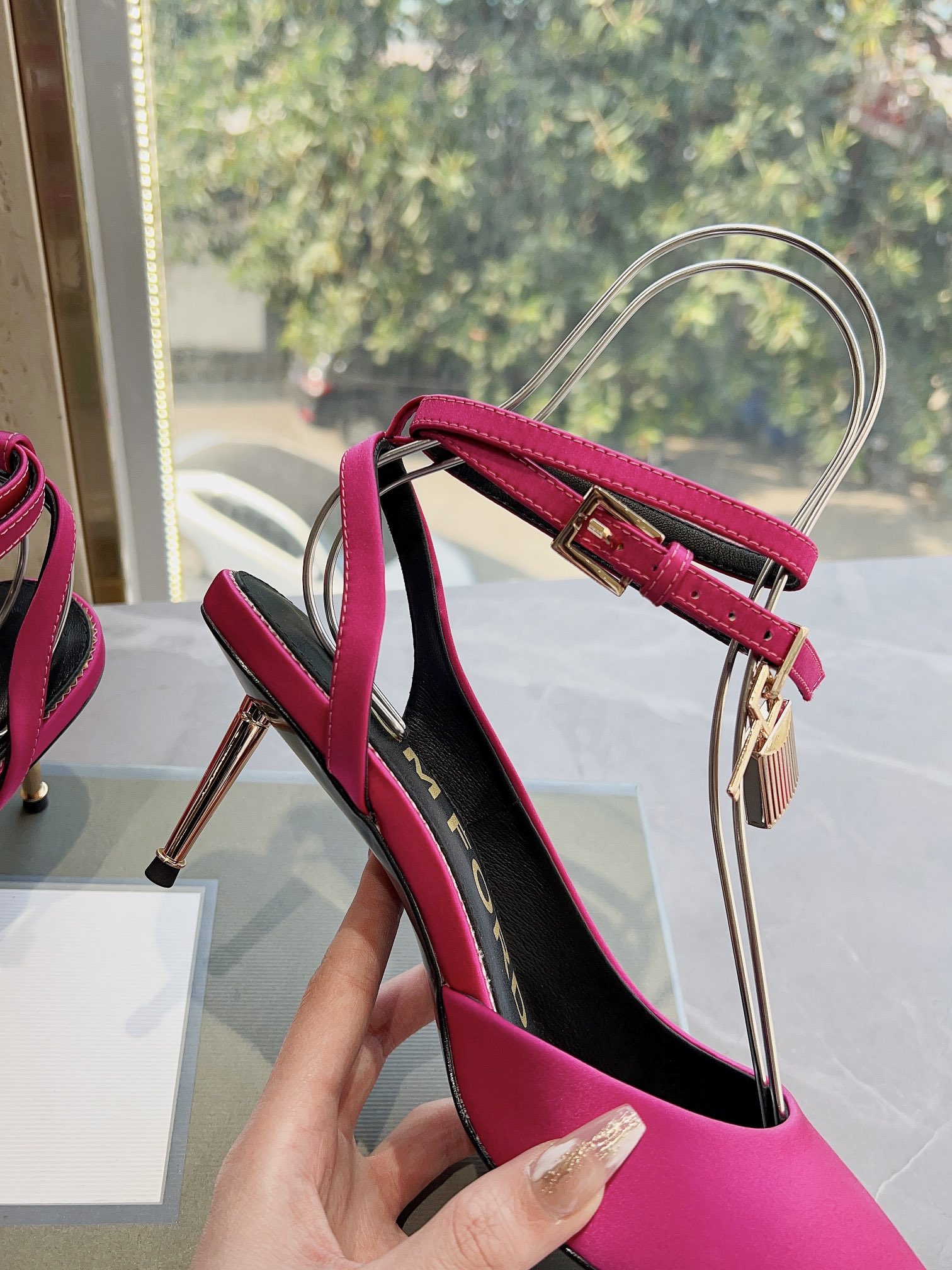 𝐓𝐎𝐌𝐅𝐎𝐑𝐃｜𝟐𝟎𝟐𝟑𝐒𝐒/𝐧𝐞𝐰  Dolce & Ga women's jeweled buckle jacquard raglan heels