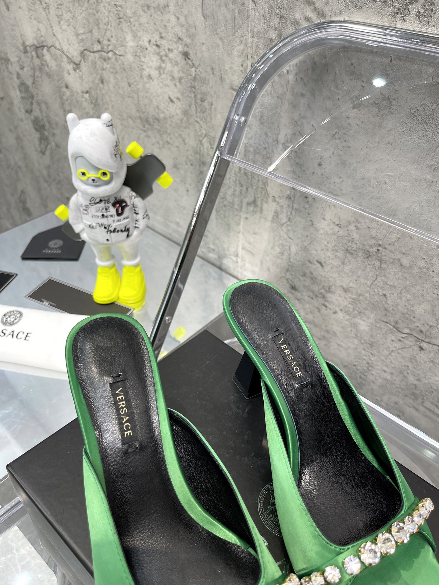 𝐕𝐞𝐫𝐬𝐚𝐜𝐞｜𝟐𝟎𝟐𝟐/𝐒𝐒 𝐧𝐞𝐰 Gold LA MEDUSA string with sparkling crystal ribbon