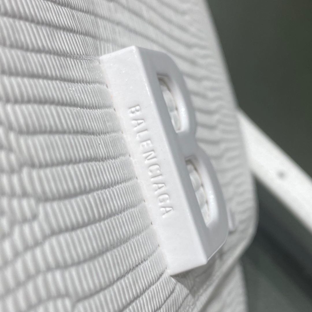 BALENCIAGA 𝘀𝗺𝗮𝗹𝗹 𝗯𝗮𝗴 𝗯𝗮𝗴 Lizard print white with white buckle