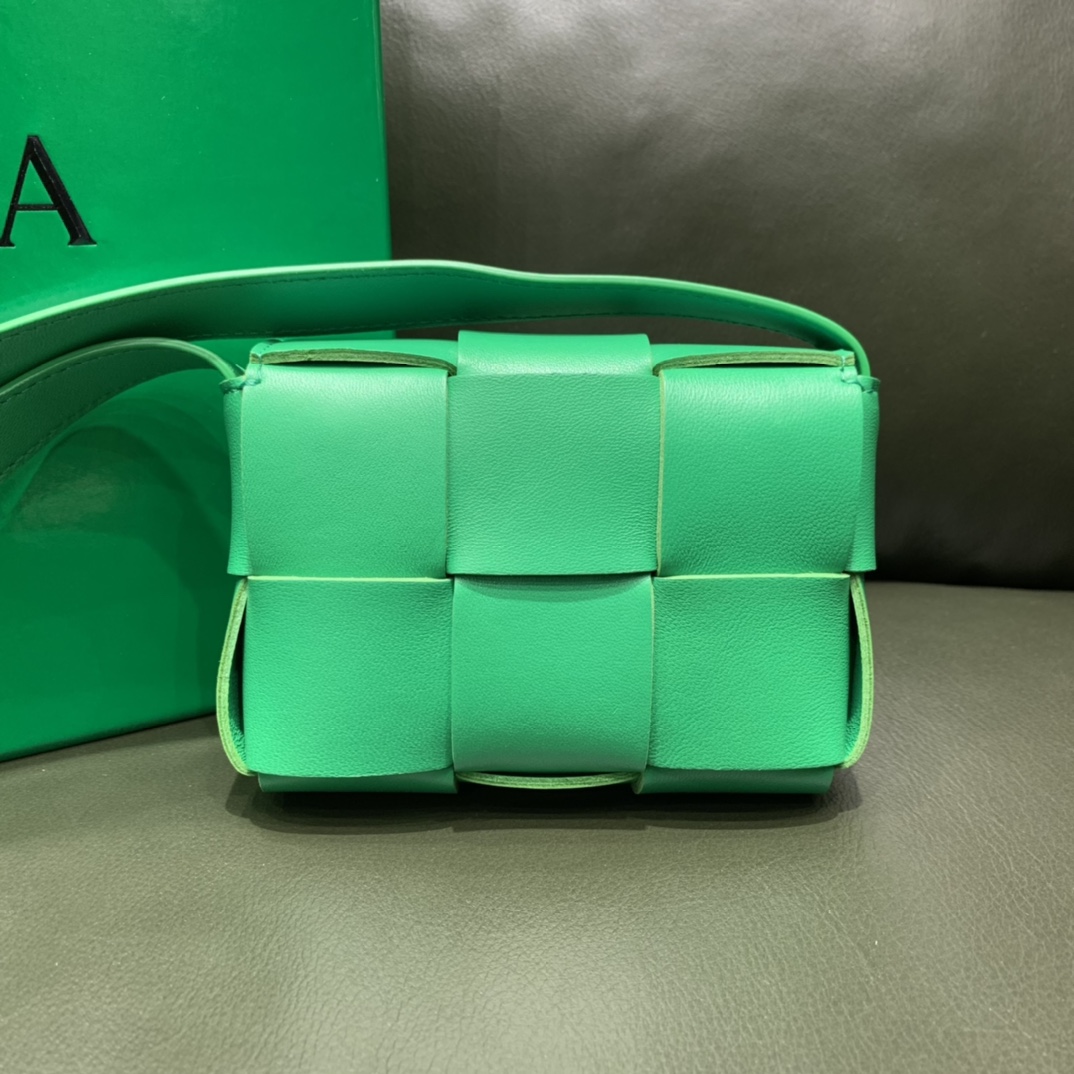 Bottega Veneta  MINI CASSETTE #666688