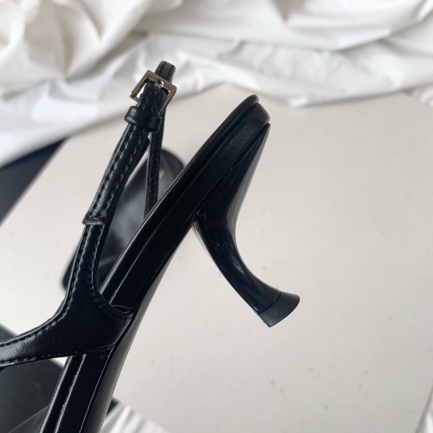 THE ROW | 𝟐𝟎𝟐𝟏/𝐒𝐒 𝐧𝐞𝐰 21/spring/summer clip-on sandals- Bespoke exclusive imported sheepskin