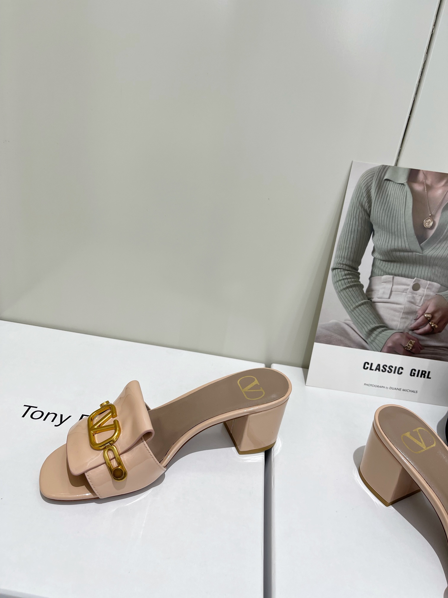 【Valentino】𝟐𝟎𝟐𝟏/𝐒𝐒 𝐧𝐞𝐰  Valentino 2022 / fw spring and summer new women's slippers