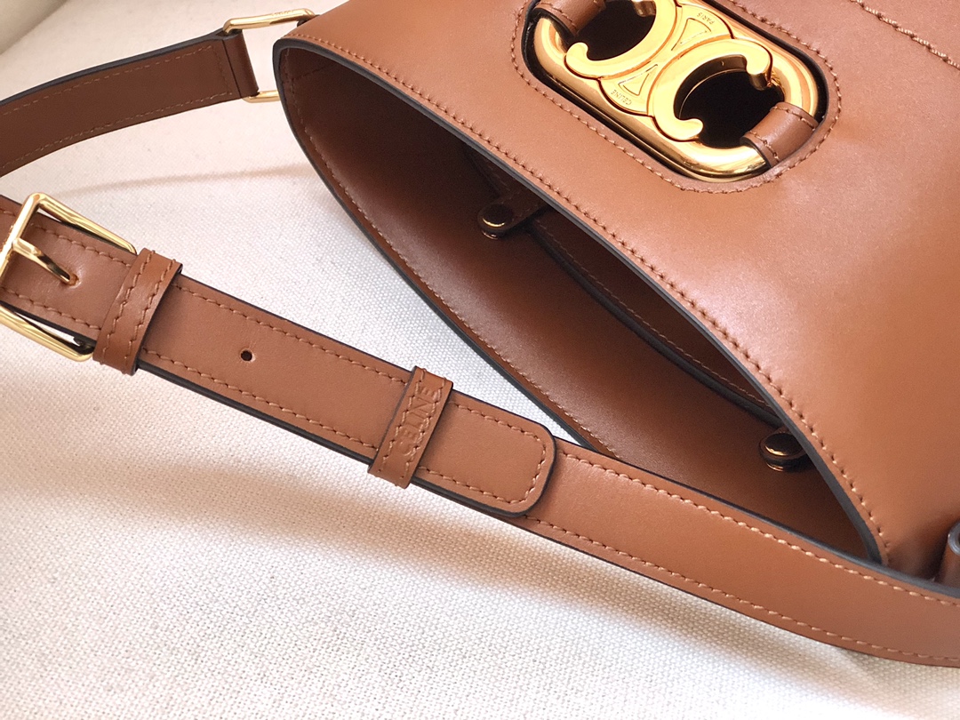 𝐂𝐂𝐞𝐥𝐢𝐧𝐞 BUCKET MAILLON TRIOMPHE cow leather bucket bag