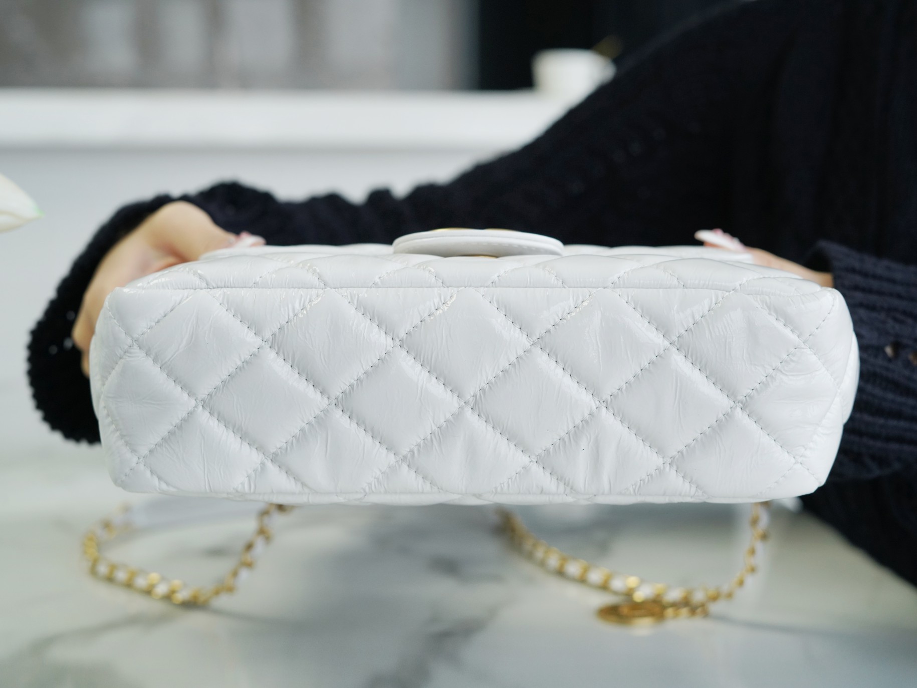 𝗖𝗛𝗔𝗡𝗘𝗟✦23𝑪 Early Spring Resort Collection Bright crinkled calfskin and gold metal Wave bag Medium White