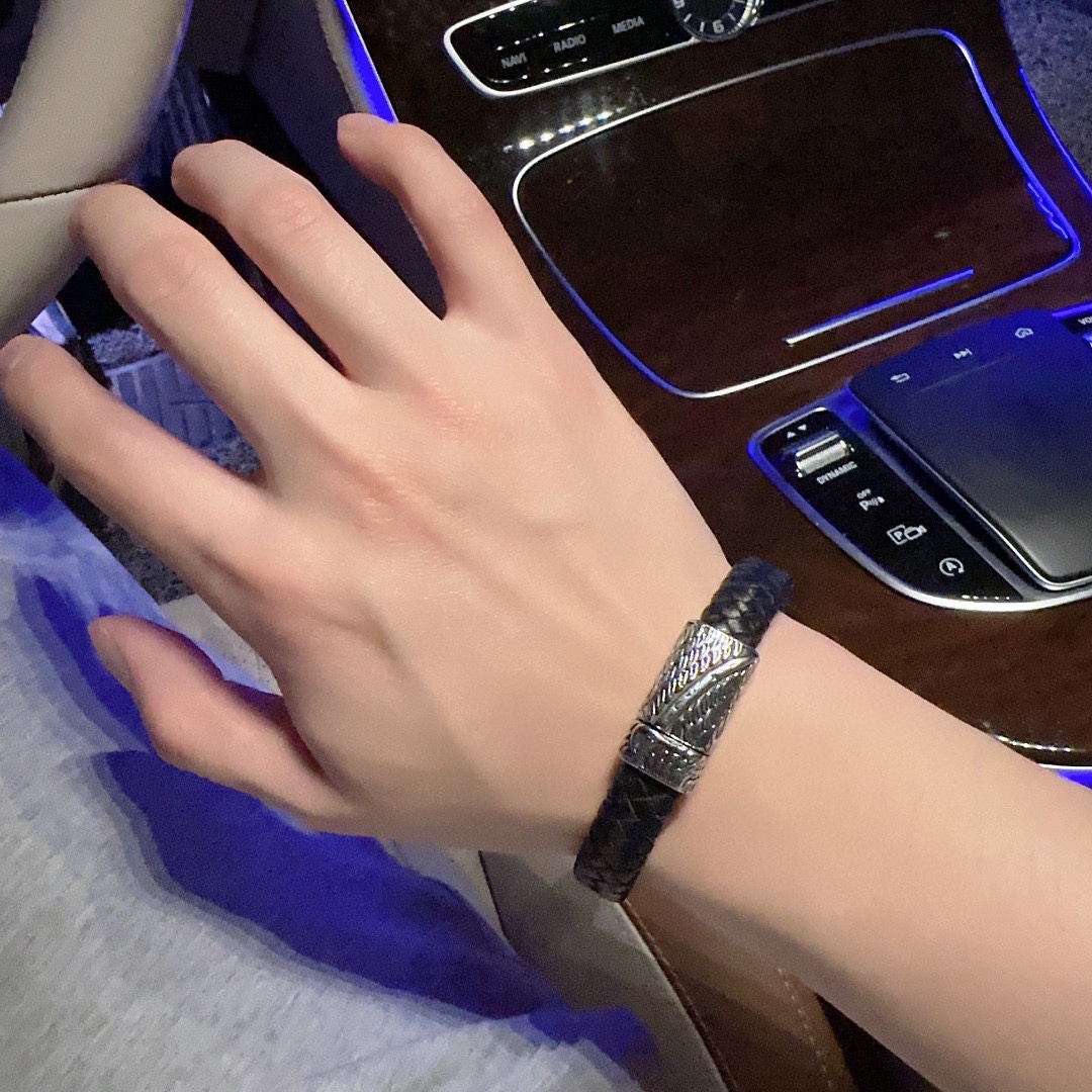 Louis Vuitton Cowhide bracelet, couple's style, length 22cm, adjustable and changeable