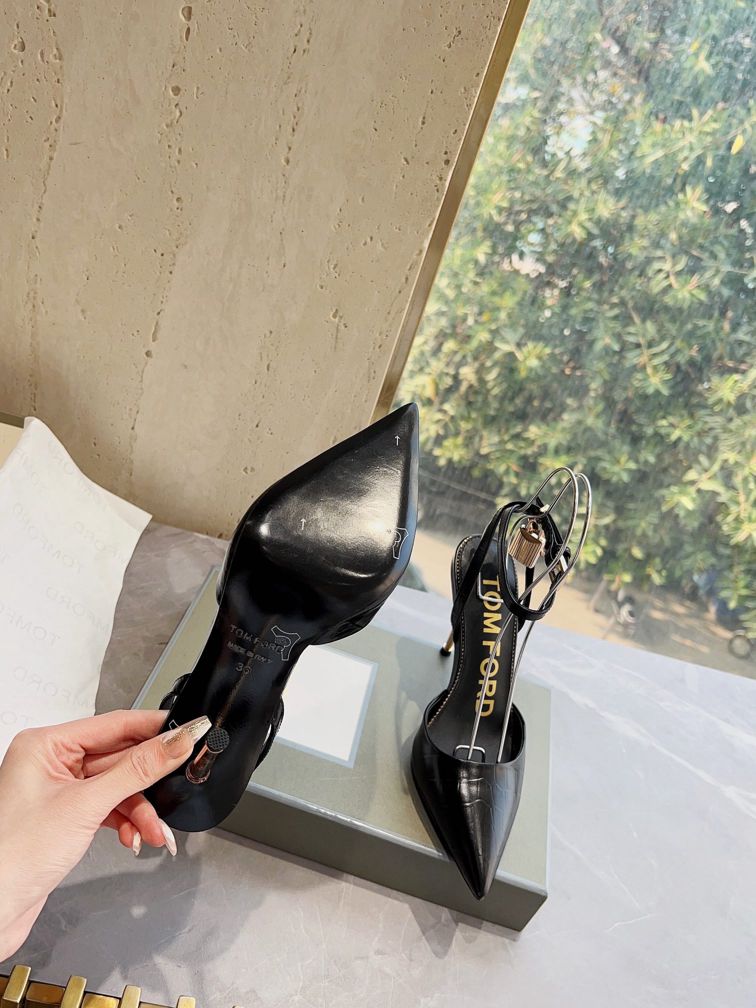 𝐓𝐎𝐌𝐅𝐎𝐑𝐃｜𝟐𝟎𝟐𝟑𝐒𝐒/𝐧𝐞𝐰  Dolce & Ga women's jeweled buckle jacquard raglan heels