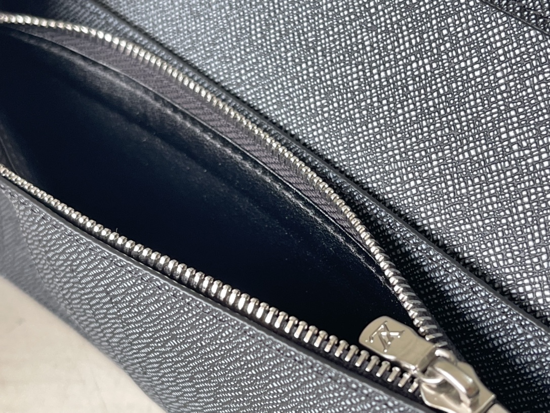 𝐋𝐎𝐔𝐈𝐒 𝐕𝐔𝐈𝐓𝐓𝐎𝐍     M81807