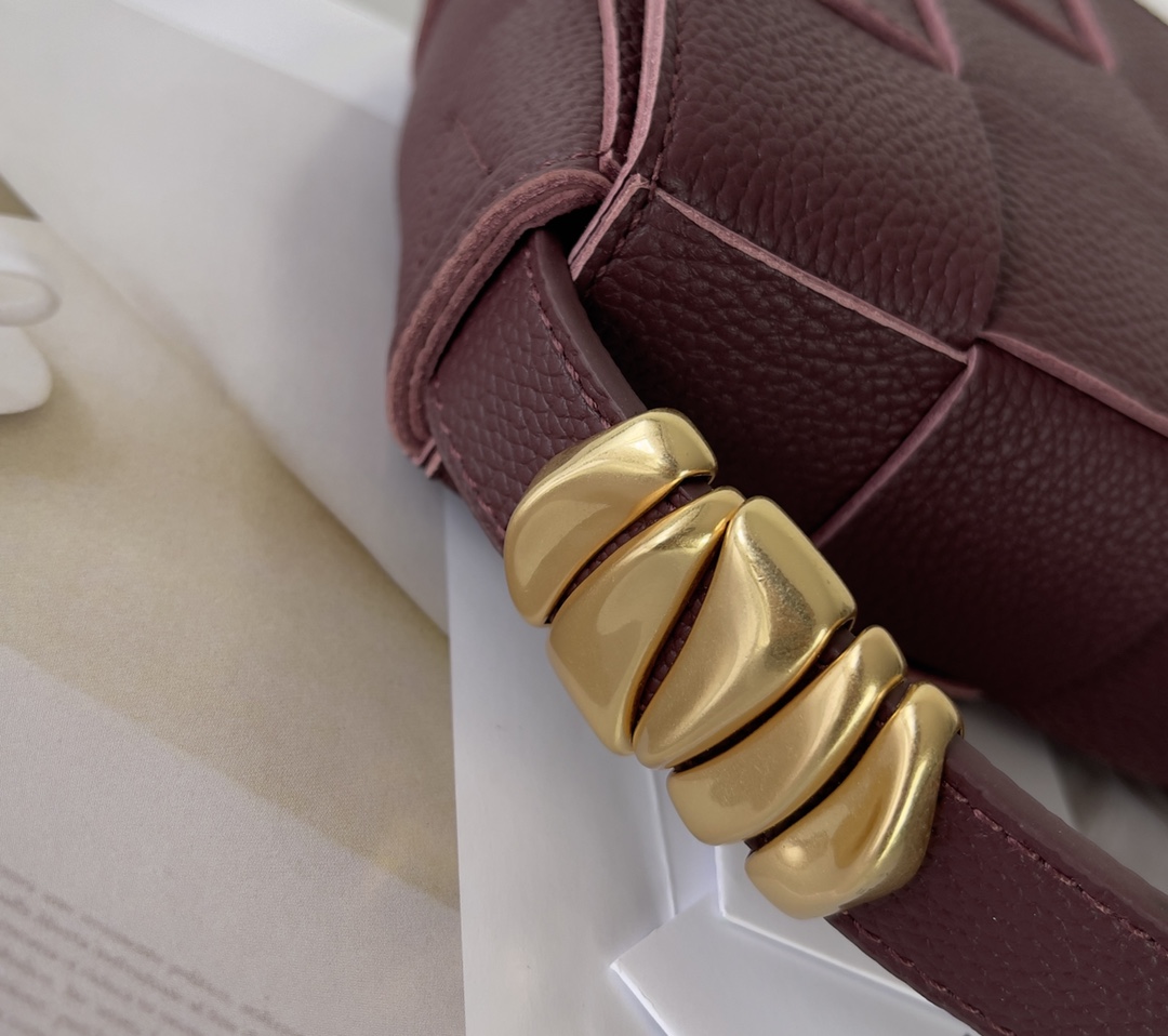 Bottega Veneta Cassette 5-panel lychee print date red #666870