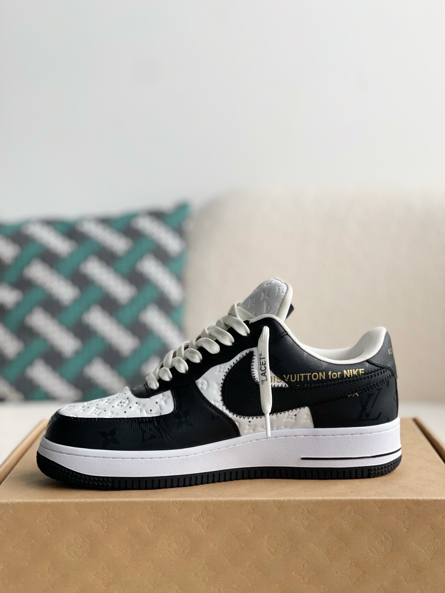 LOUIS VUITTON × NIKE AIR FORCE 1 Sneaker