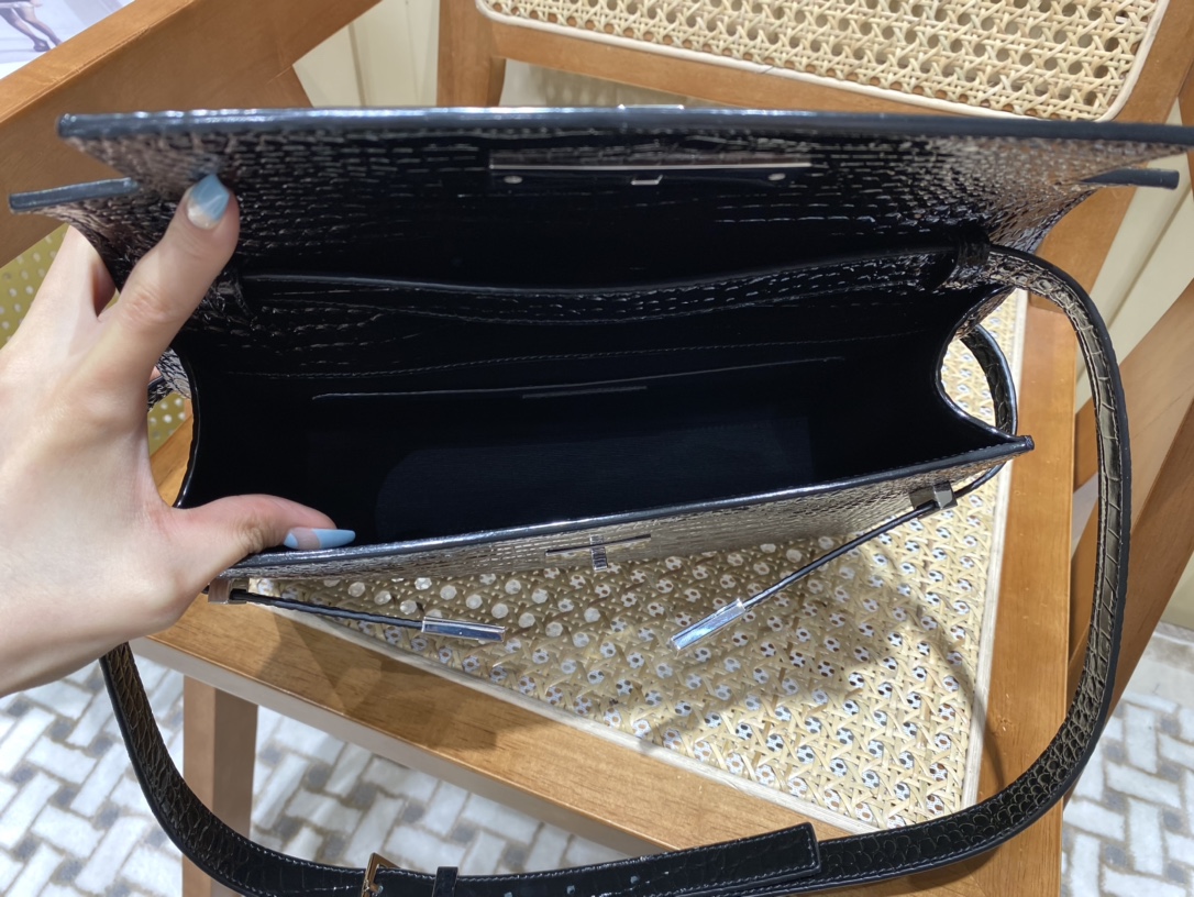 SAINT LAURENT 𝑴𝒂𝒏𝒉𝒂𝒕𝒕𝒂𝒏 〈Original leather version〉#579271