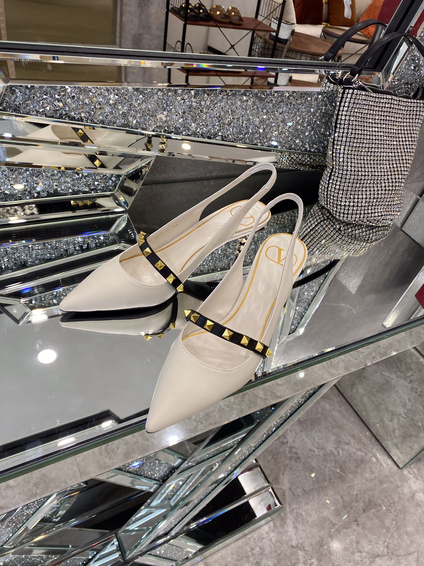 【Valentino】𝟐𝟎𝟐𝟏/𝐒𝐒 𝐧𝐞𝐰 The latest series of counter perfect details original matte open edge bead leather