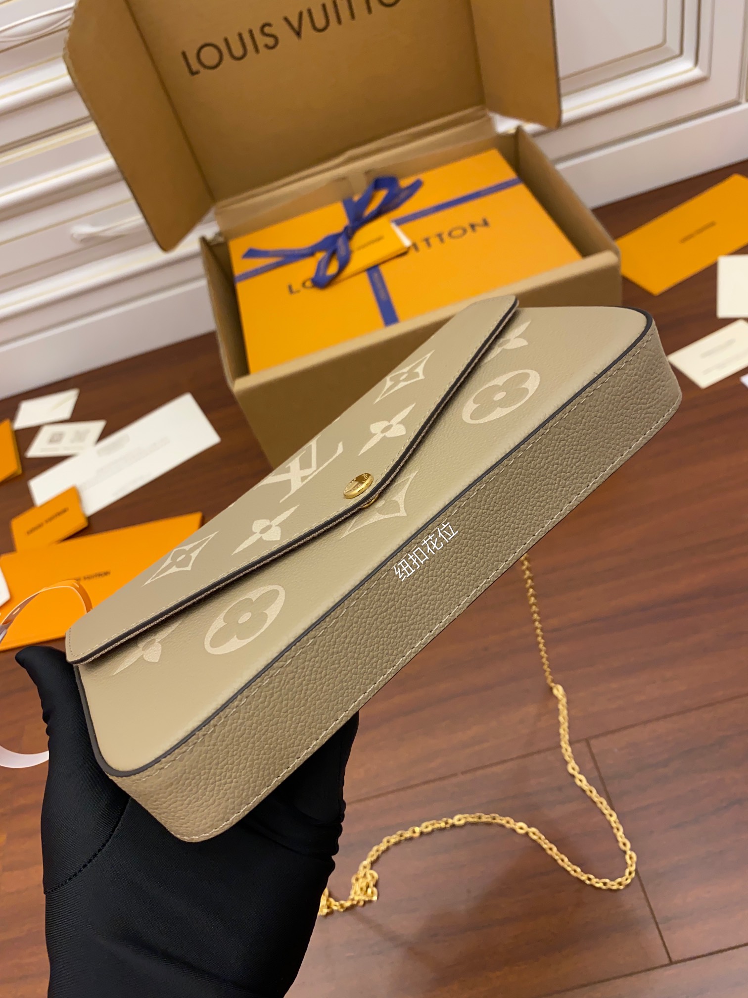 Louis Vuitton M69977