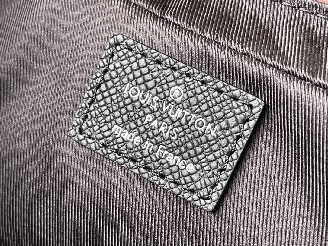 𝐋𝐎𝐔𝐈𝐒 𝐕𝐔𝐈𝐓𝐓𝐎𝐍 M30925 cross pattern This Voyage