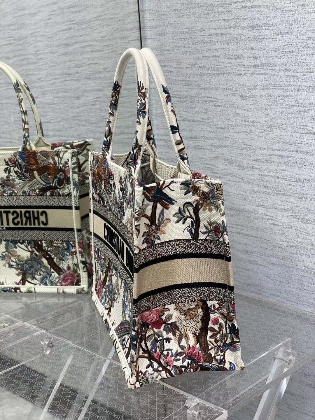 DIOR TOTE Magpie White Limited Edition Collection