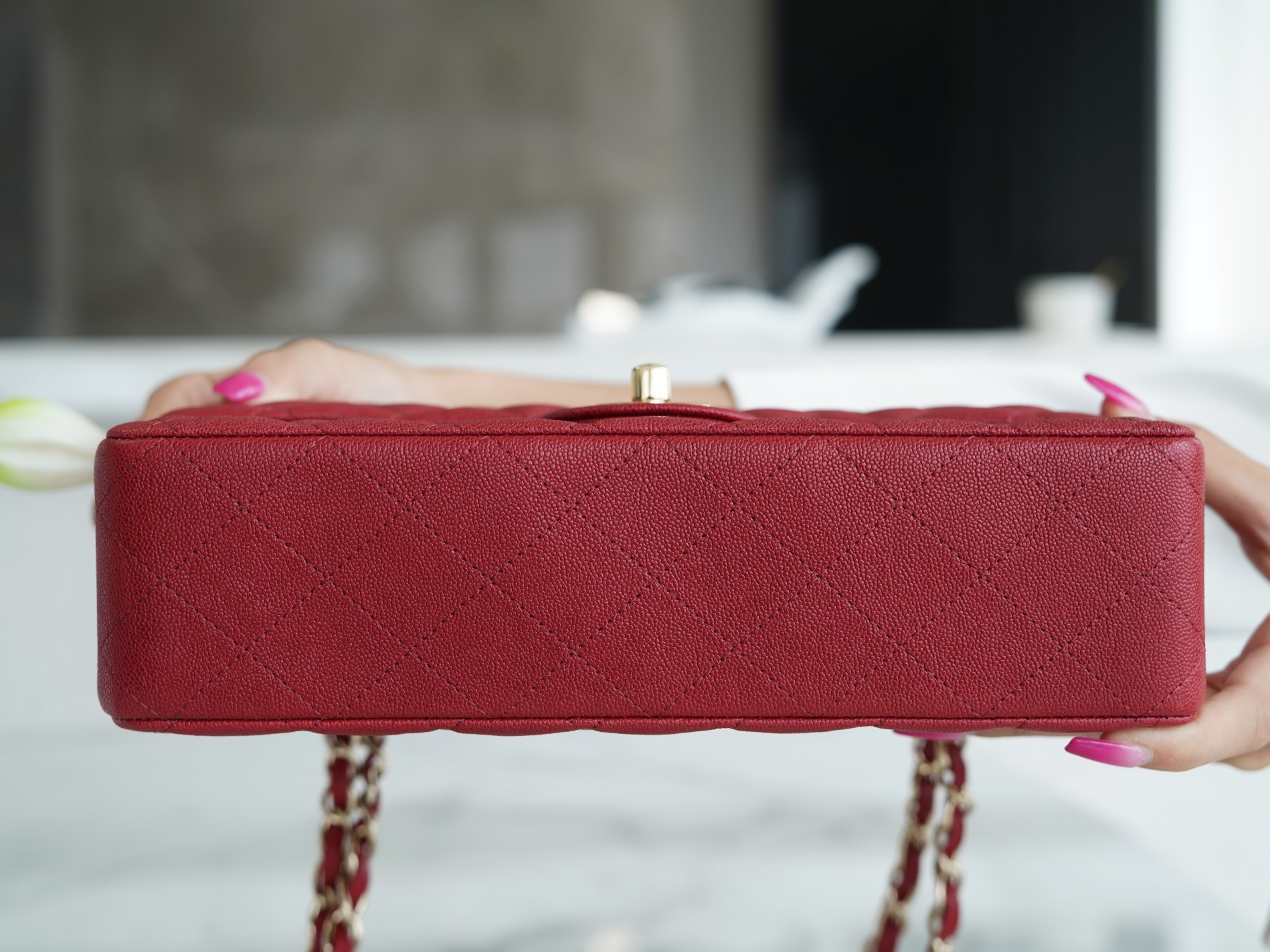 𝐂𝐇𝐀𝐍𝐄𝐋 Classic Flap washed cowhide is made from the most delicate newborn calves Washed fetal cow Medium Burgundy