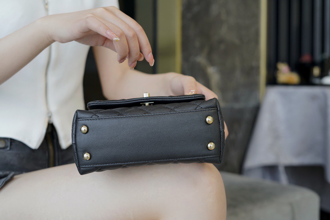 CHANEL 𝗖𝗼𝗖𝗼 𝗛𝗮𝗻𝗱𝗹 𝗲 Lizard skin handle 𝗠𝗶𝗡𝗶 Black gold