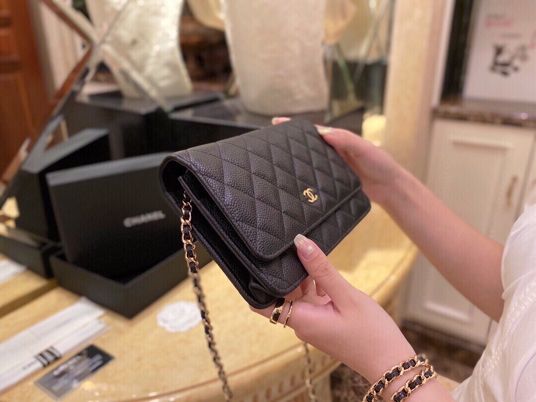 CHANEL 𝑾𝒐𝒄 Fat Choi bag (pressed version) leather black ox gold