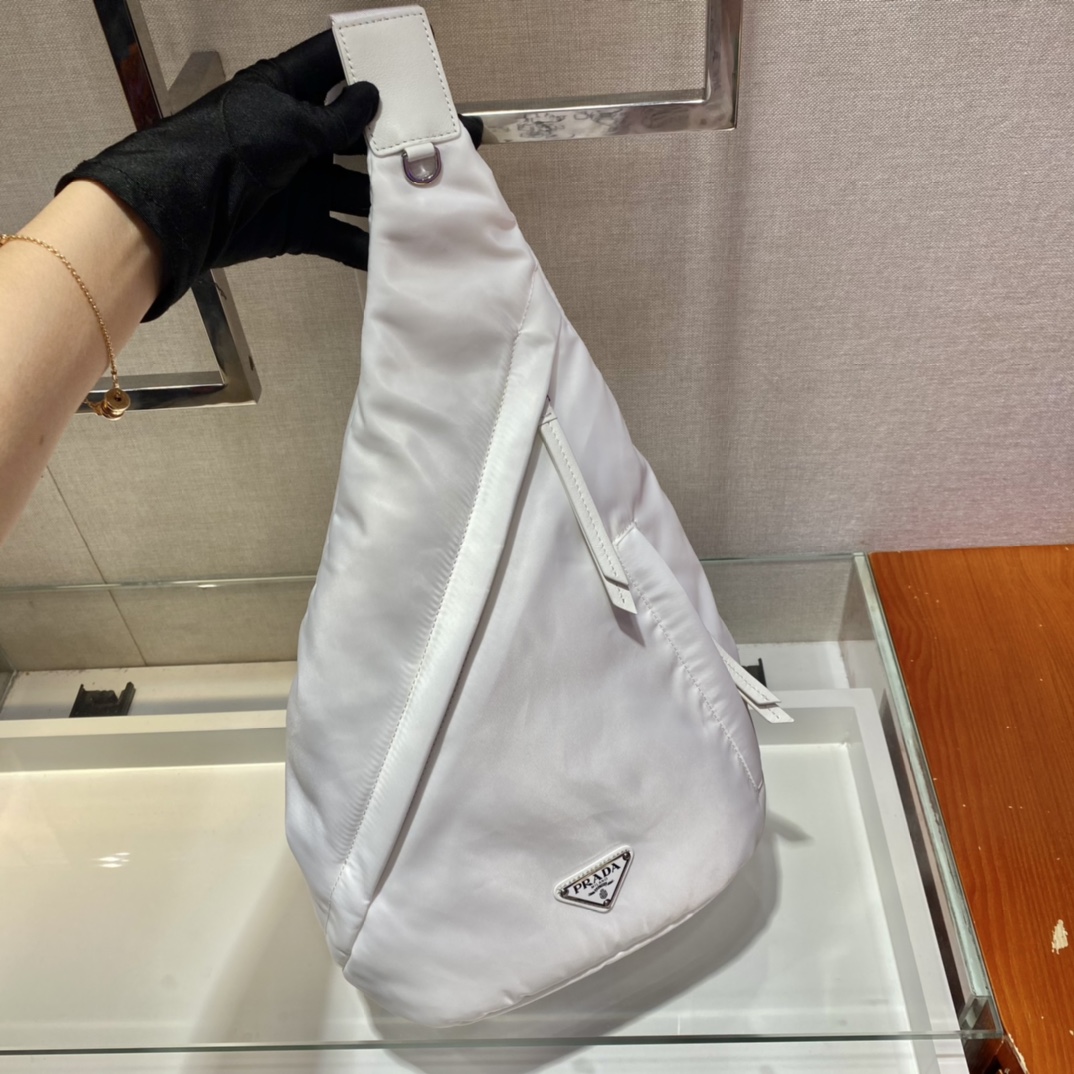 𝐏𝐑𝐀𝐃𝐀  New Chest Bag 2VZ092