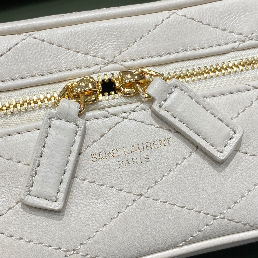 SAINT LAURENT  𝙑𝙖𝙣𝙞𝙩𝙮 𝘾  #669560.JD