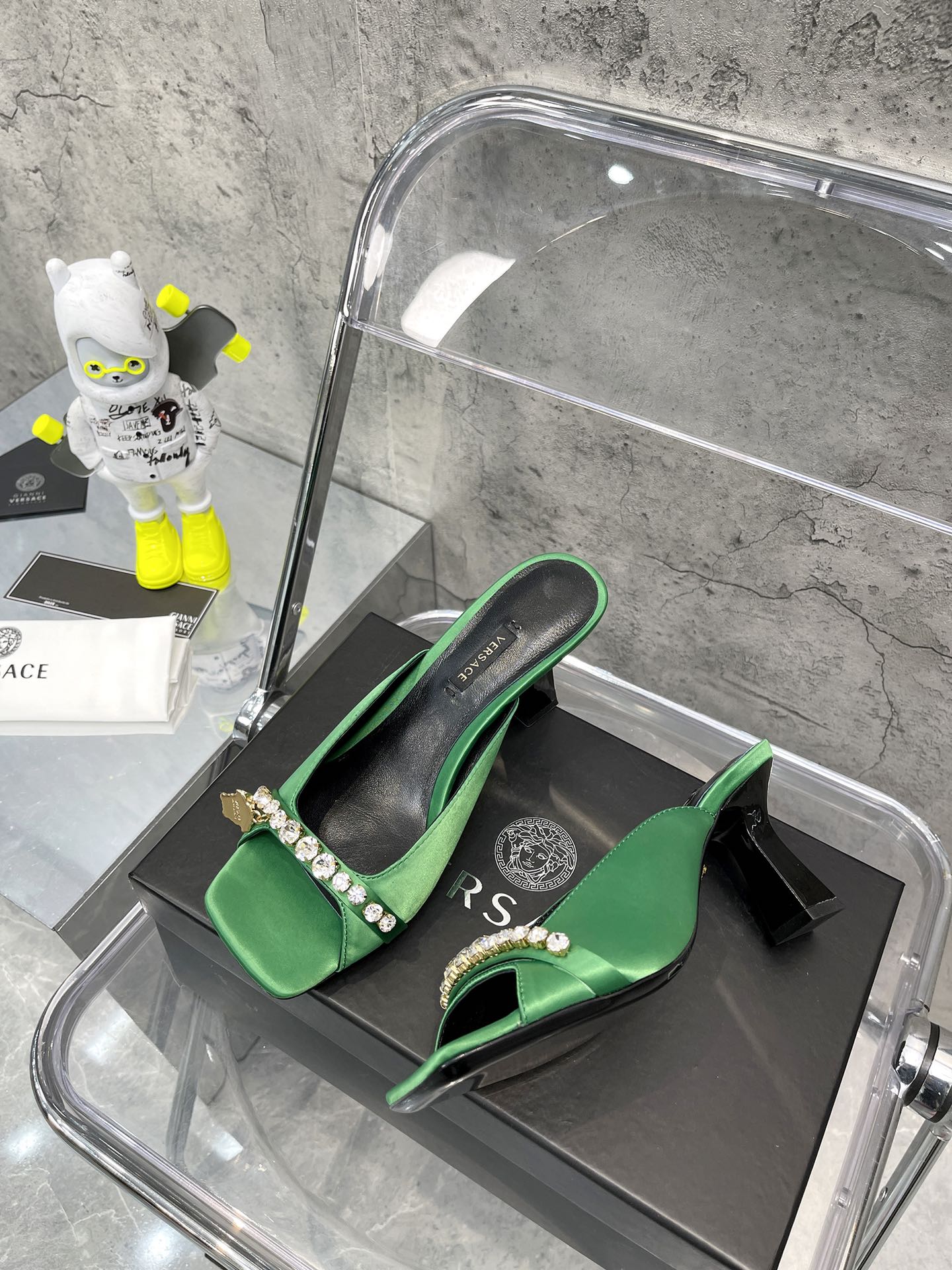 𝐕𝐞𝐫𝐬𝐚𝐜𝐞｜𝟐𝟎𝟐𝟐/𝐒𝐒 𝐧𝐞𝐰 Gold LA MEDUSA string with sparkling crystal ribbon