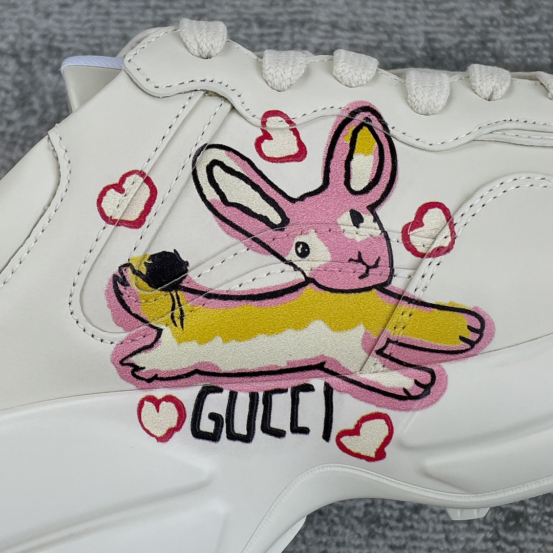 Gucci Pops This collection has a lot of flora and fauna elements Original material