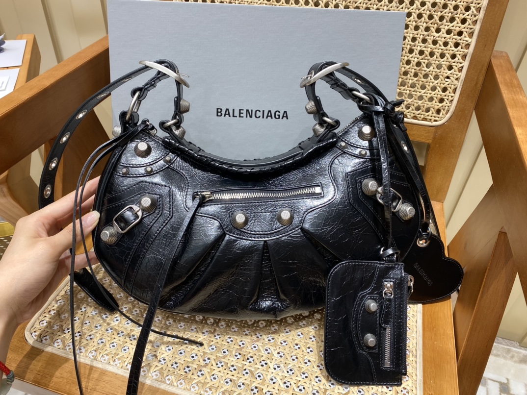 BALENCIAGA 𝐋𝐞 𝐂𝐚𝐠𝐨𝐥𝐞 Moon Bag