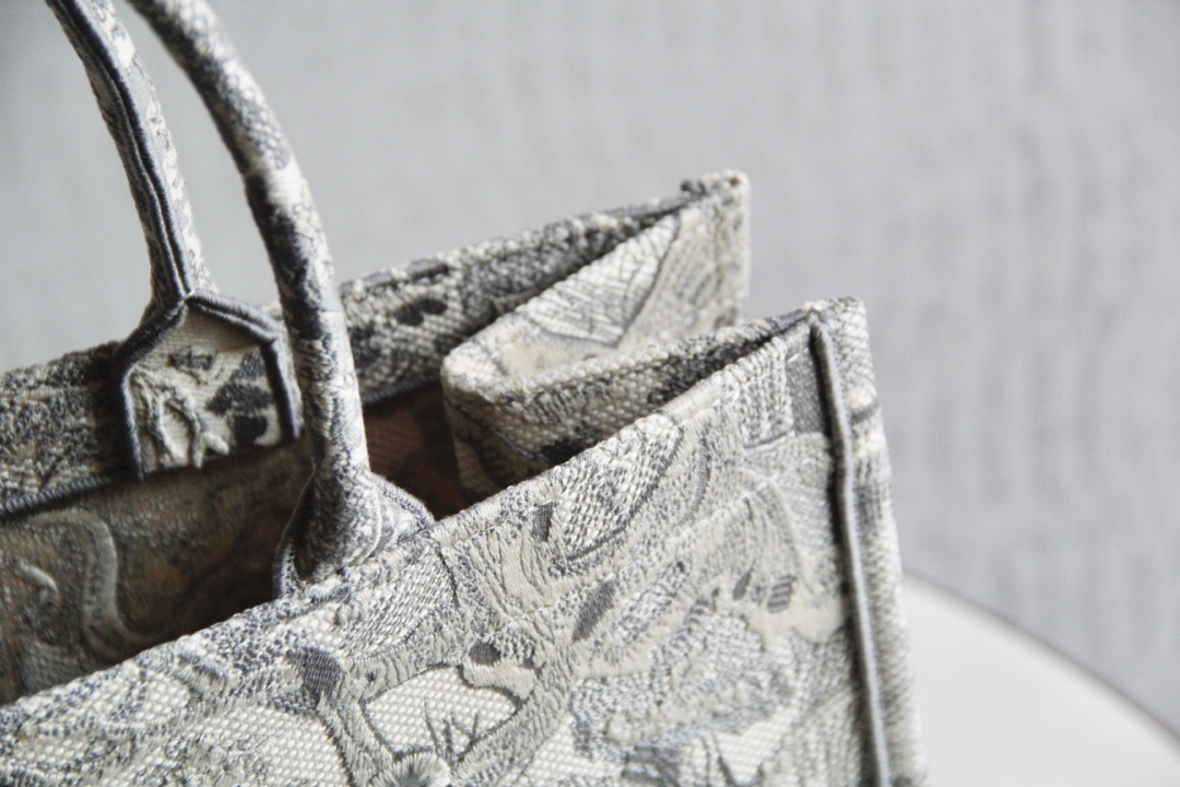 DIOR TOTE Grey Tiger