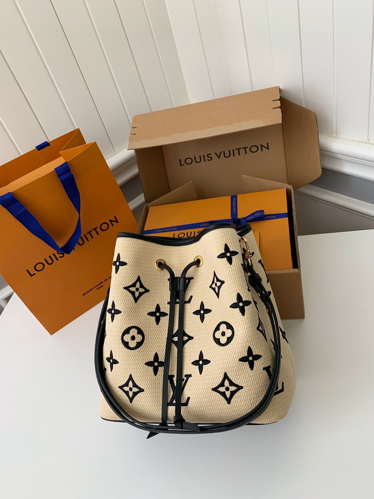 Louis Vuitton's New Lafite Cotton Embroidery N É ONO É Bucket Bag M23080 Size: 26 * 26 * 17.5cm