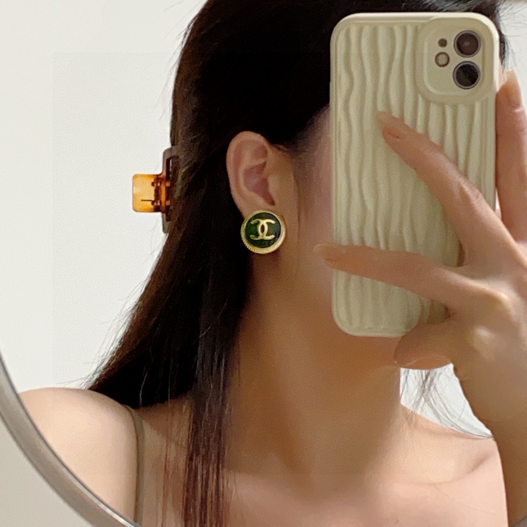 CHANEL🇫🇷Xiaoxiang autumn and winter middle-aged grass green earrings